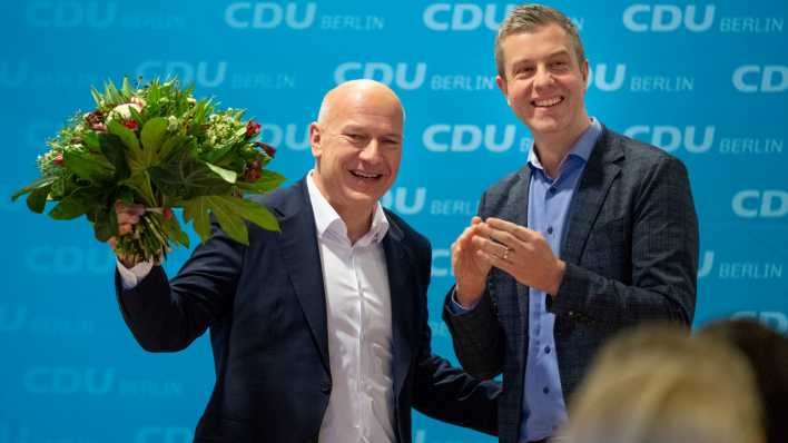 Kai Wegner (l), Landesvorsitzender CDU Berlin und Spitzenkandidat seiner Partei bei der Wiederholungswahl, hält neben Stefan Evers, Generalsekretär,