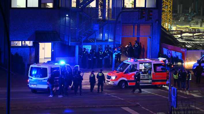 Polizisten und Helfer sind in Hamburg im Einsatz. Bei Schüssen in einer Hamburger Kirche sind am Donnerstagabend mehrere Menschen getötet und einige Personen verletzt worden.