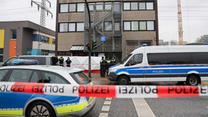 Hamburg: Polizisten stehen vor dem Gebäude der Zeugen Jehovas im Stadtteil Alsterdorf