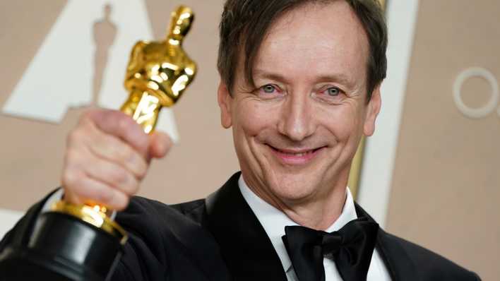 Komponist Volker Bertelmann alias Hauschka mit dem Oscar für die beste Filmmusik für "Im Westen nichts Neues".