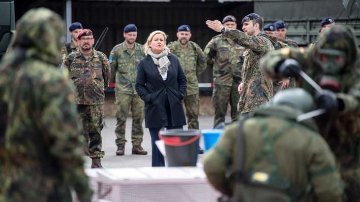 Eva Högl (SPD), Wehrbeauftragte des Deutschen Bundestages, spricht bei ihrem Truppenbesuch mit Soldatinnen und Soldaten.