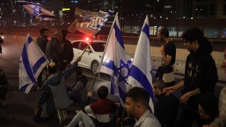 Israelische Demonstranten blockieren die Straße bei einem Protest gegen die von der Regierung geplante Justizreform