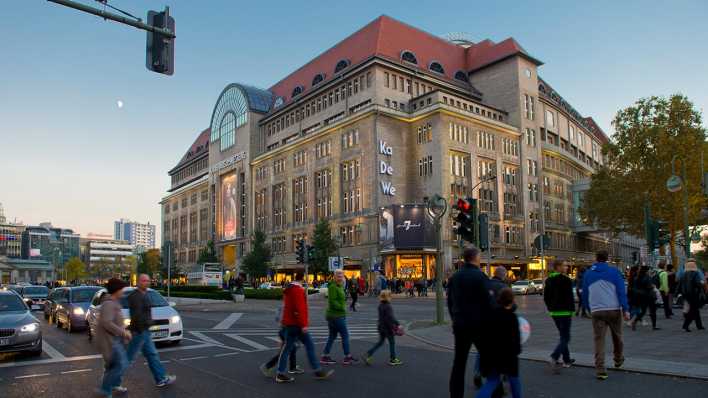 Das Kaufhaus des Westens (KaDeWe) am Tauentzien in Berlin gehört der Signa-Gruppe.