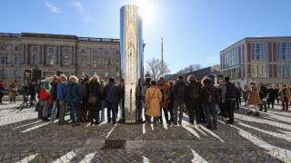 Einweihung des temporären Denkmals für die Barrikadenkämpfer von 1848 auf dem Schlossplatz in Berlin-Mitte (Bild: dpa)