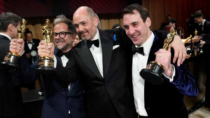 Christian M. Goldbeck, Edward Berger und James Friend mit ihren Oscars für "Im Westen nichts Neues"