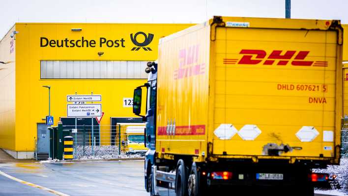 Ein Lastwagen fährt auf das Gelände der Deutsche-Post-DHL-Niederlassung im hannoverschen Stadtteil Anderten.