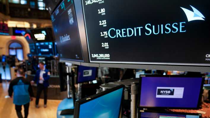 New York: Auf einem Bildschirm wird das Logo der Credit Suisse in der Börse angezeigt