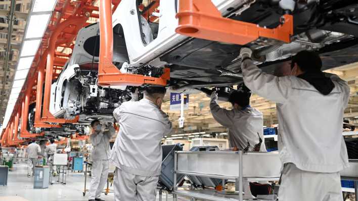 Mitarbeiter arbeiten an einem Fließband der nordchinesischen FAW-Volkswagen-Basis.