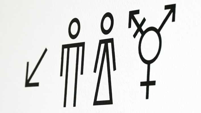 Piktogramme weisen auf Toiletten für Männer, Frauen und Allgender/Transgender hin (Bild: picture alliance/ dpa)