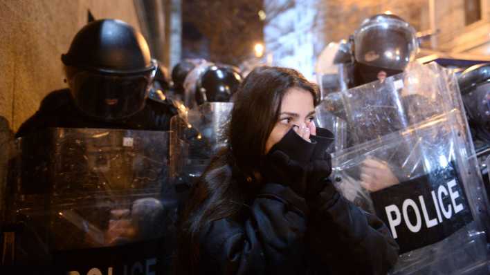 Eine Demonstrantin hält sich das Gesicht, nachdem die Polizei Tränengas gegen Demonstranten eingesetzt hat.