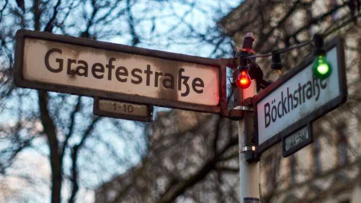 Zwei Straßenschilder mit der Aufschrift "Graefestraße" und "Böckhstraße" stehen an einer Kreuzung im beliebten Graefekiez im Stadtteil Kreuzberg.