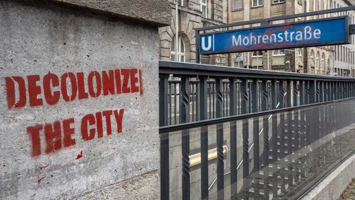Blick auf die U-Bahn-Station «Mohrenstraße» an der ein Graffiti "decolonize the city" aufgesprüht wurde._foto: dpa-Zentralbild/Paul Zinken