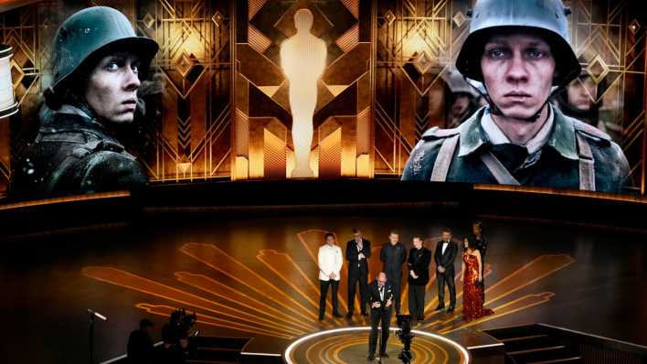 Regisseur Edward Berger (vorne) nimmt den Preis für «Im Westen nichts Neues» aus Deutschland für den besten internationalen Spielfilm bei der Oscar-Vverleihung im Dolby Theatre in Los Angeles entgegen. (Bild: dpa)