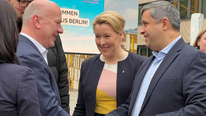 Berlins CDU-Chef Kai Wegner mit den SPD-Landesvorsitzenden Franziska Giffey und Raed Saleh.
