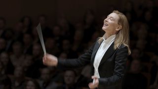 Cate Blanchett als Chefdirigentin Lydia Tar in einer Szene des Films "TAR"
