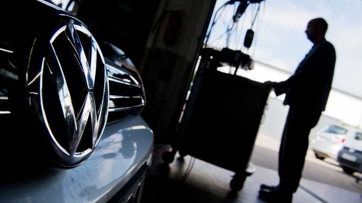 Volkswagen-Auto und Mechaniker