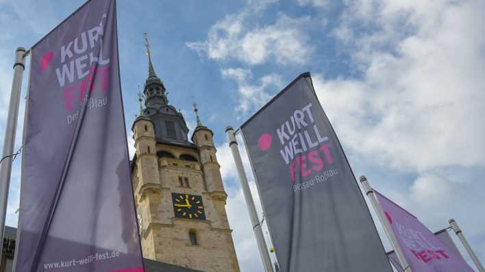 Archiv: Vor dem Dessauer Rathaus wehen Fahnen des Kurt Weill Fest im Wind.