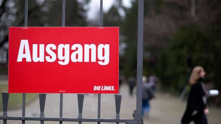 Archivbild: Schild "Ausgang" der Partei Die Linke beim Gedenken am Grab von Rosa Luxemburg an der Gedenkstätte der Sozialisten in Berlin im Januar 2023