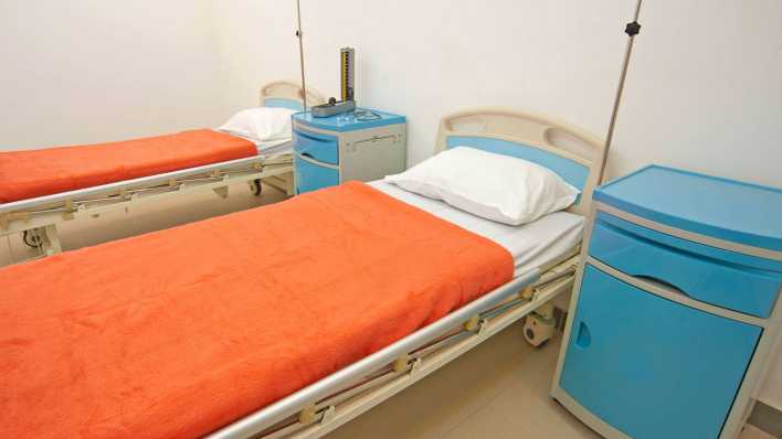 Zwei Betten in einem Krankenzimmer
