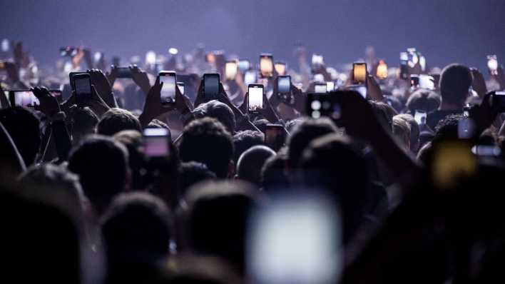 Konzertbesucher filmen während eines Konzertes mit ihren Handys