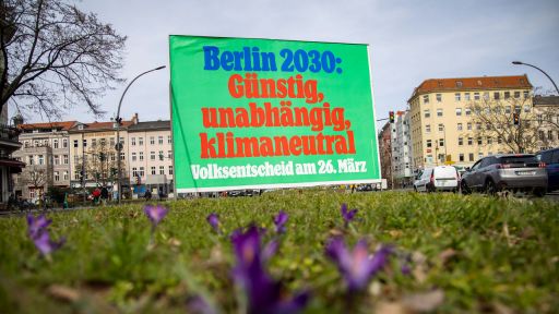 Ein Plakat zum Volksentscheid Berlin 2030 klimaneutral in Berlin am 26. März 2023.