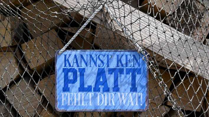 Schild mit der plattdeutschen Inschrift "Kannst ken Platt - fehlt dir wat!" in Klein Zicker, Mecklenburg-Vorpommern