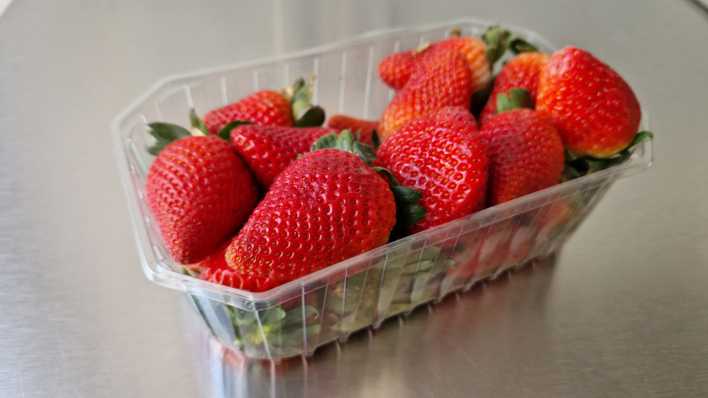 Erdbeeren in einer Plastikschale
