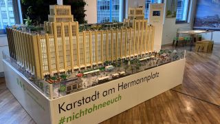 Ein Lego-Modell von Karstadt am Hermannplatz in Berlin-Neukölln.