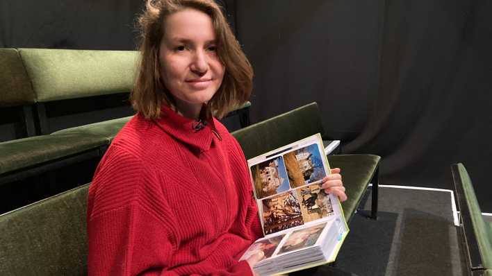 Die Theaterschauspielerin Lisa Pauline Wagner erzählt mit einem Bildband in der Hand von ihrem Ausstieg aus der Moon-Sekte"(Bild: rbb/ Anna Corves)