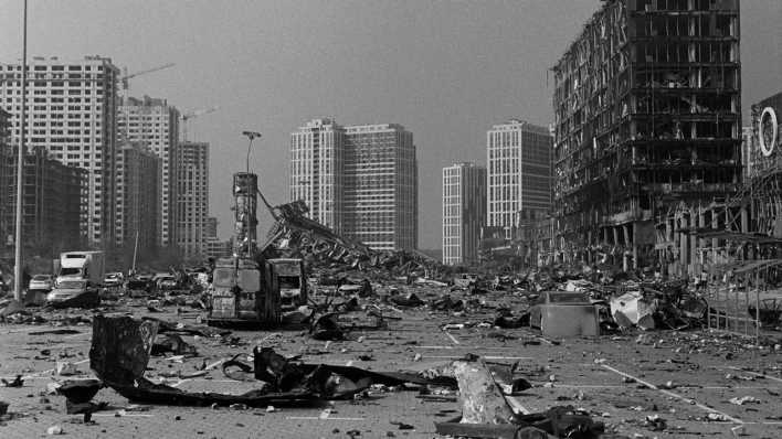 Ein Foto aus der Ausstellung zeigt eine zerstörte Stadt in der Ukraine.
