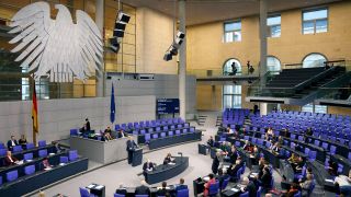 Ein Blick in eine Sitzung im Deutschen Bundestag, Politikerinnen und Politiker aller Parteien lauschen einem Redner. (Quelle: Picture Alliance)