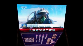 Auf einem Bildschirm ist ein chinesischer Kampfjetpilot zu sehen, der während der kürzlich abgeschlossenen Joint Sword-Übung um Taiwan während der Abendnachrichten den Daumen nach oben zeigt (Bild: dpa)