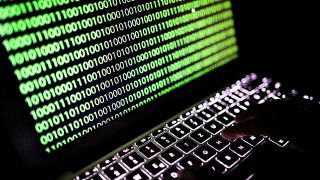 Cyber-Angriff: Auf dem Bildschirm eines Laptops ist ein Binärcode zu sehen. (Bild: dpa)