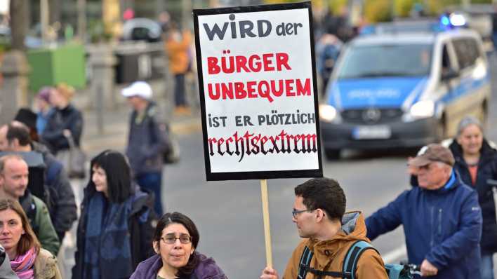 12.3.2022: Teilnehmer einer Demonstration der Querdenkerbewegung in Frankfurt am Main (Bild: picture alliance / Daniel Kubirski)