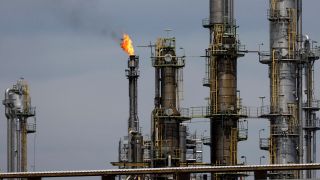 Symbolbild: Hochfackel an der Rheinland Raffinerie des Öl- und Gas-Konzern Shell