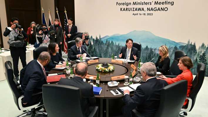 Die G7-Außenminister sitzen bei ihrem Treffen in Japan zusammen.