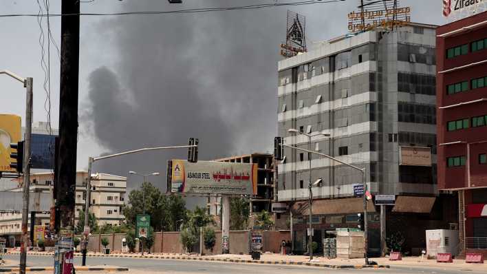 Rauch steigt Mitte April aus einem Wohnviertel in Sudans Hauptstadt Khartum auf.