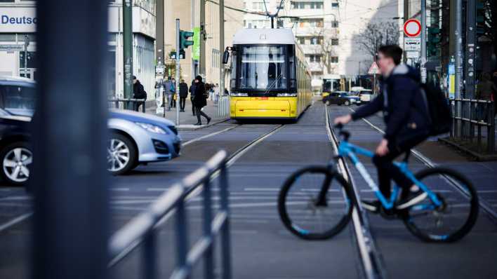 Symbolbid: Straßenbahn, Fahrrad und Autos in Berlin