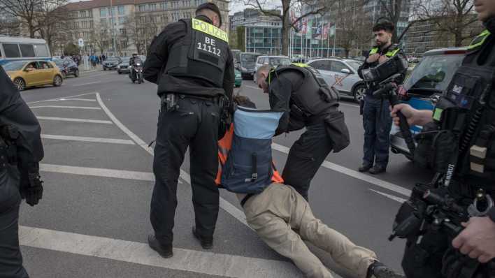 Klimaaktivist von der "Letzten Generation" wurde von Polizisten abgeführt