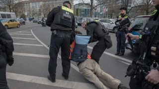 Klimaaktivist von der "Letzten Generation" wurde von Polizisten abgeführt