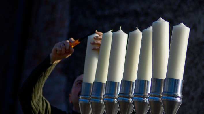 Archiv: Ein Gemeindemitglied der Synagogengemeinde zu Magdeburg bereitet zum Gedenktag Yom HaShoah eine Menora vor