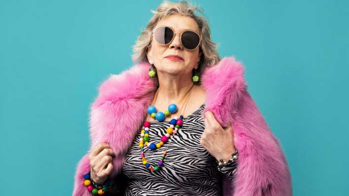 Ältere Frau mit jugendlicher extravaganter Kleidung