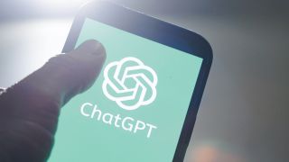 Das Logo des Chatbots ChatGPT ( Generative Pre-trained Transformer ) des Unternehmens OpenAI ist auf einem Smartphone zu sehen.