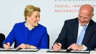 Die bisherige Regierende Bürgermeisterin und designierte Berliner Senatorin für Wirtschaft, Energie und Betriebe, Franziska Giffey (l, SPD), und der designierte Regierende Bürgermeister, Kai Wegner (CDU), unterzeichnen den Koalitionsvertrag