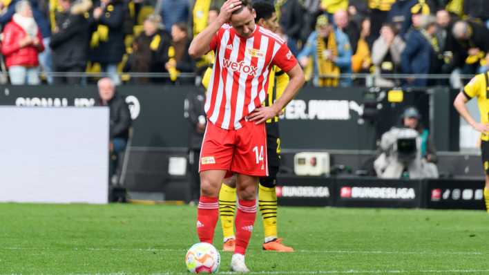 Union Berlin Spieler Paul Seguin ist nach dem Tor zum 2:1 für Borussia Dortmund frustriert (Bild: picture alliance / SvenSimon)