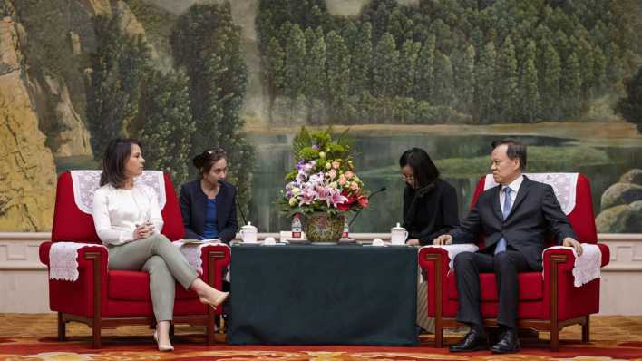 Außenministerin Annalena Baerbock (Grüne) trifft bei ihrem Chinabesuch den Parteisekretär der Stadt Tianjun, Chen Min'er.