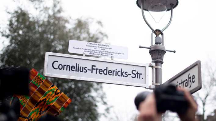 Straßenumbenennung im Afrikanischen Viertel: Aus der Lüderitzstr. wird die Cornelius-Fredericks-Straße