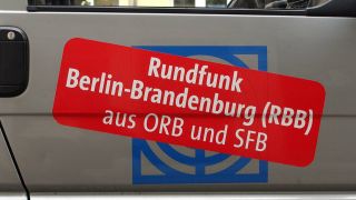 Aus SFB und ORB wurde RBB - Schriftzug auf einem Auto nach der Senderfusion