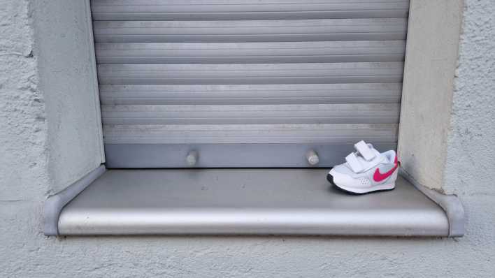 Ein Schuh auf einer Fensterbank