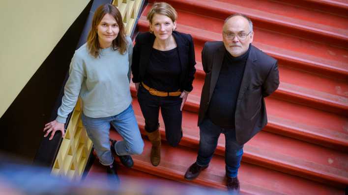 Hosts des rbb-Literatur-Podcasts "Orte und Worte": Nadine Kreuzahler, Anne-Dore Krohn und Stephan Ozsváth